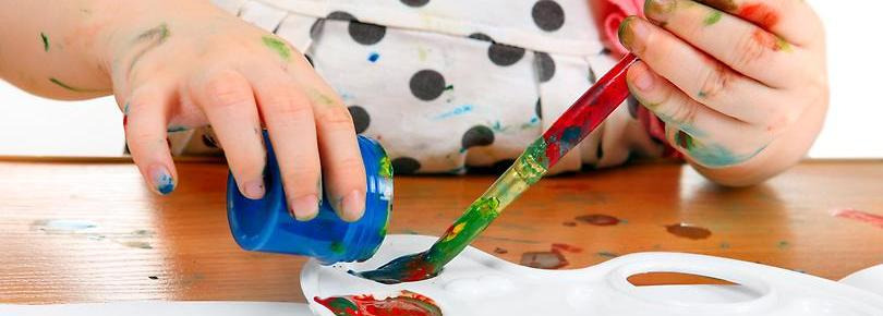 Barn som målar